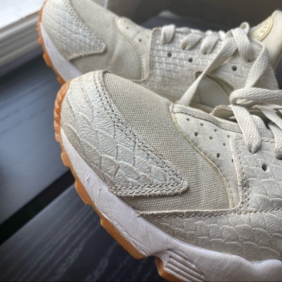 White Nike Air Huarache Women’s Size 8 - Picture 9 of 9